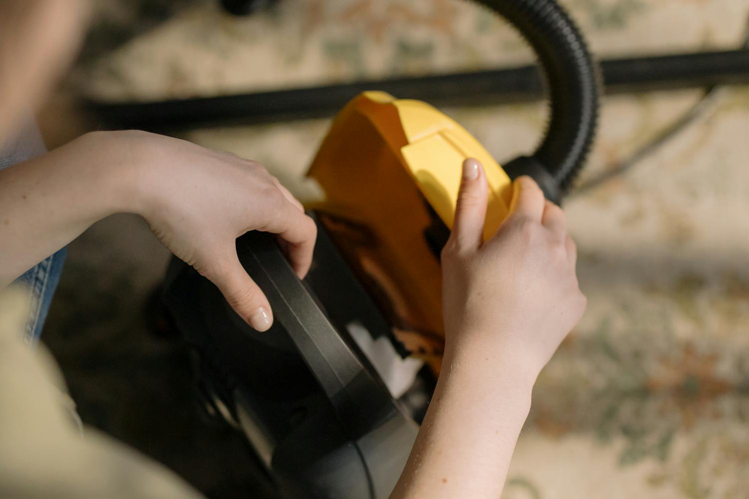 Cel mai bun aspirator de mână: Ghid complet pentru alegerea perfectă