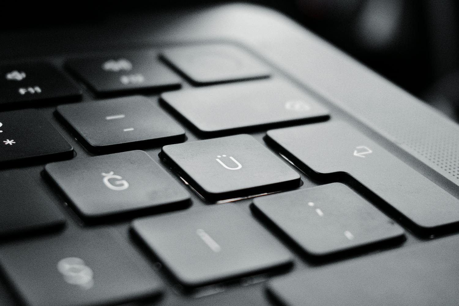 Cel mai bun laptop business: Ghid complet pentru alegerea ideală în 2025